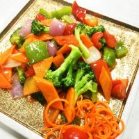 67. Selección de verduras de temporada al wok