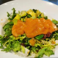 4. Ensalada de salmón y aguacate