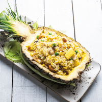 70. Arroz frito con gambas y piña natural