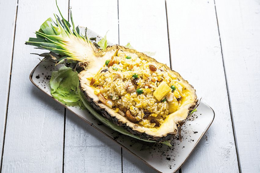 70. Arroz frito con gambas y piña natural