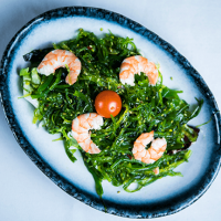 2. Ensalada de algas con gambas y sésamo