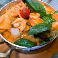 63. Langostinos con verduras en salsa curry rojo Thai