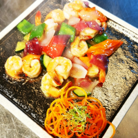 64. Langostinos salteados con verduras