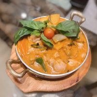 55. Pollo con verduras, leche de coco, curry y piña Thai