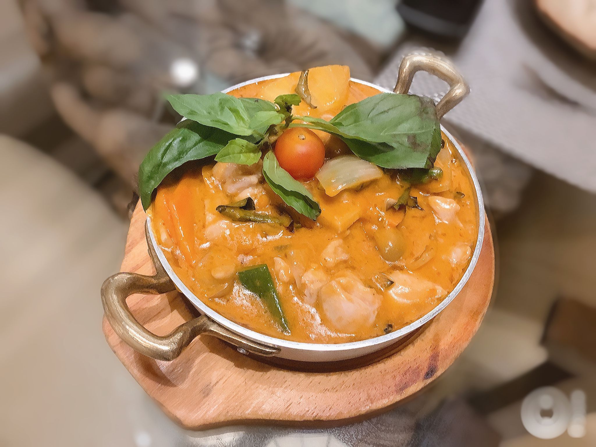55. Pollo con verduras, leche de coco, curry y piña Thai