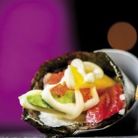 44. Temaki (salmón, atún o langostinos por pieza)